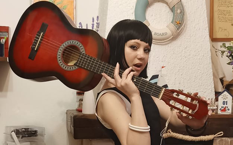 Angelica Loredana Anton attrice e cantante ci propone un brano molto bizzarro stile anni “60