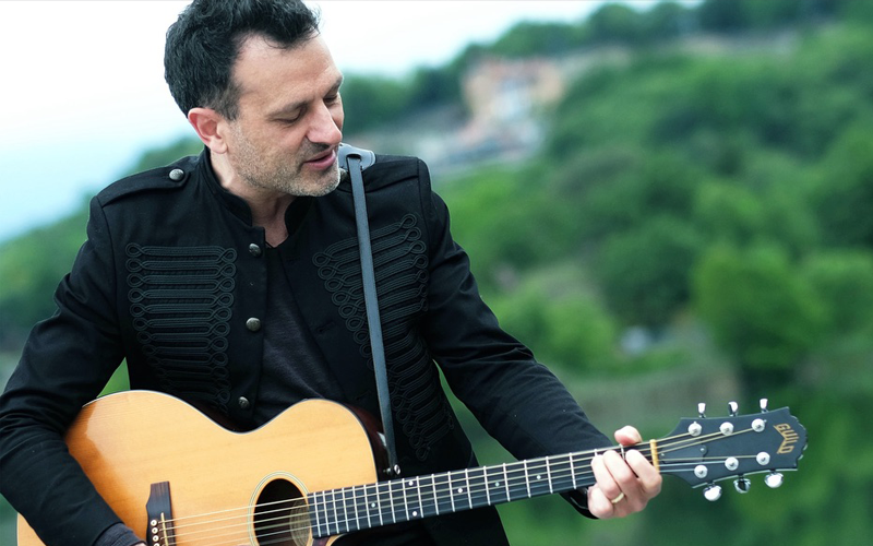 SERRA MORENA – Il nuovo progetto di Fabrizio Zanotti: una canzone, un video, un vino