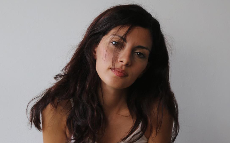 “Indifesa”, un brano dal sound elettronico e testo riflessivo della cantautrice Anna Curcuruto