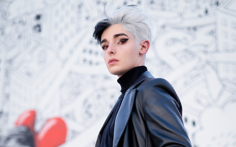Il cantautore e attivista Lgbtq+ Jack Scarlett esplora le ombre dell’amore in “Discorsi a metà”, un viaggio musicale che celebra la vulnerabilità emotiva