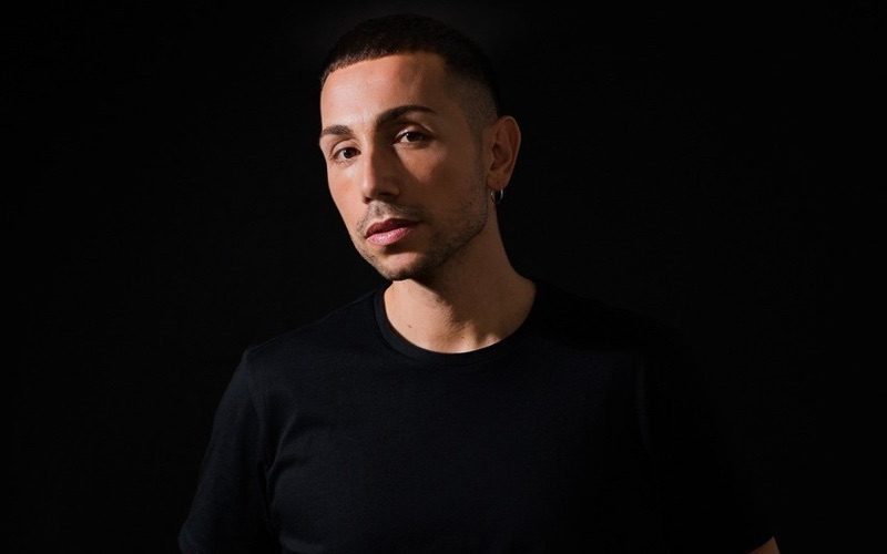 MANUEL ASPIDI celebra l’amore senza barriere con “ETERNAL ECHOES”: una canzone contro i pregiudizi
