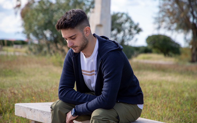 FLAVIO GENNARO PRESENTA “LEI E’ COSì”: IL NUOVO SINGOLO CHE RACCONTA LA SOLITUDINE EMOTIVA