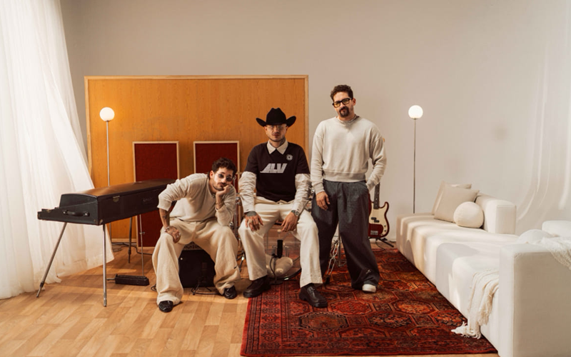 I fratelli venezuelani superstar del pop latino MAU Y RICKY per la prima volta insieme a KAPO